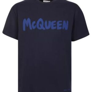 T-Shirt mit Rundhalsausschnitt. Kurze Ärmel. Normale Passform. McQueen Graffiti-Logo. Farbe: Marineblau. Materialien: 100% Baumwolle.