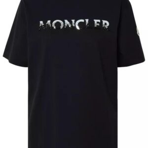 Das Written Logo T-Shirt von Moncler ist eine luxuriöse Ergänzung für deinen Kleiderschrank. Dieses schwarze T-Shirt besteht aus 100 % Baumwolle und bietet sowohl Stil als auch Komfort. Das Logo-Scritta-Design verleiht diesem klassischen Stück einen Hauch von Raffinesse. Dieses T-Shirt von Moncler ist vielseitig einsetzbar und eignet sich sowohl für legere als auch für halb-formale Anlässe. Egal