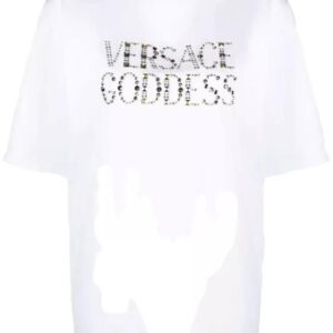 Versace wertet das klassische Drop-Shoulder-T-Shirt mit einem Nietenmotiv auf. Ein "Versace Goddess""-Motiv ziert die Vorderseite und zeigt den kühnen Designansatz des italienischen Labels.ZusammensetzungGlas 100'%'