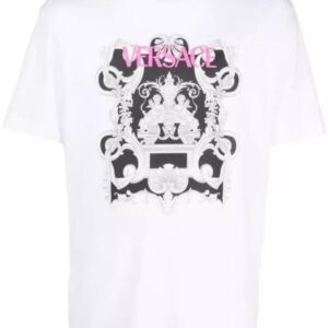 Dieses T-Shirt mit Grafikdruck von Versace entspricht der maximalistischen Vision der Marke. Es ist im Barockstil bedruckt und hat ein auffälliges Logo auf der Brust.ZusammensetzungBaumwolle 100'%'.WaschanleitungMaschinenwäscheTragenDas Modell ist 1