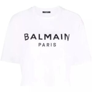 Das T-Shirt von Balmain ist seit langem ein Meister der Logomanie. Auf der Brust prangt der Schriftzug der Marke. Die kontrastierenden schwarzen Buchstaben heben sich von dem weißen Hintergrund ab.ZusammensetzungBaumwolle 100'%'.WaschanleitungMaschinenwäscheTragehinweiseDas Model ist 1
