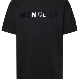 Das Written Logo T-Shirt von Moncler ist eine luxuriöse Ergänzung für deinen Kleiderschrank. Dieses schwarze T-Shirt aus 100 % Baumwolle ist die perfekte Kombination aus Komfort und Stil. Das Logo-Scritta-Design verleiht der klassischen T-Shirt-Silhouette einen trendigen und modischen Touch. Egal