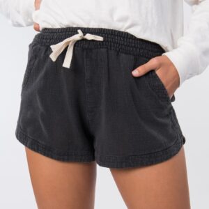 Für neue Outfit-Inspirationen: Die luftigen Damen-Shorts von Rip Curl. Vielseitig kombinierbar für das Fitnessstudio oder Home-Workouts.