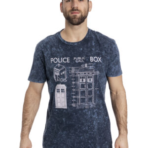 DOCTOR WHO HERREN T-SHIRTMarke: Doctor WhoModell: Police Box Blueprint Batik T-ShirtProdukt Nr.: 36719Farbe: blauHauptmaterial: 100% BaumwolleDer Aufdruck zeigt TARDIS