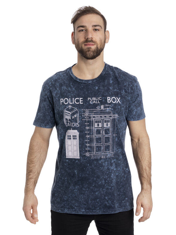 DOCTOR WHO HERREN T-SHIRTMarke: Doctor WhoModell: Police Box Blueprint Batik T-ShirtProdukt Nr.: 36719Farbe: blauHauptmaterial: 100% BaumwolleDer Aufdruck zeigt TARDIS