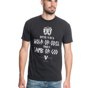 VIKINGS HERREN T-SHIRTMarke: VikingsModell: Wolf Of Odin T-ShirtProdukt Nr.: 35433Farbe: schwarzHauptmaterial: 100% BaumwolleDieses schwarze Herren T-Shirt besteht aus einem angenehmen Baumwollmaterial. Es hat einen runden Halsausschnitt