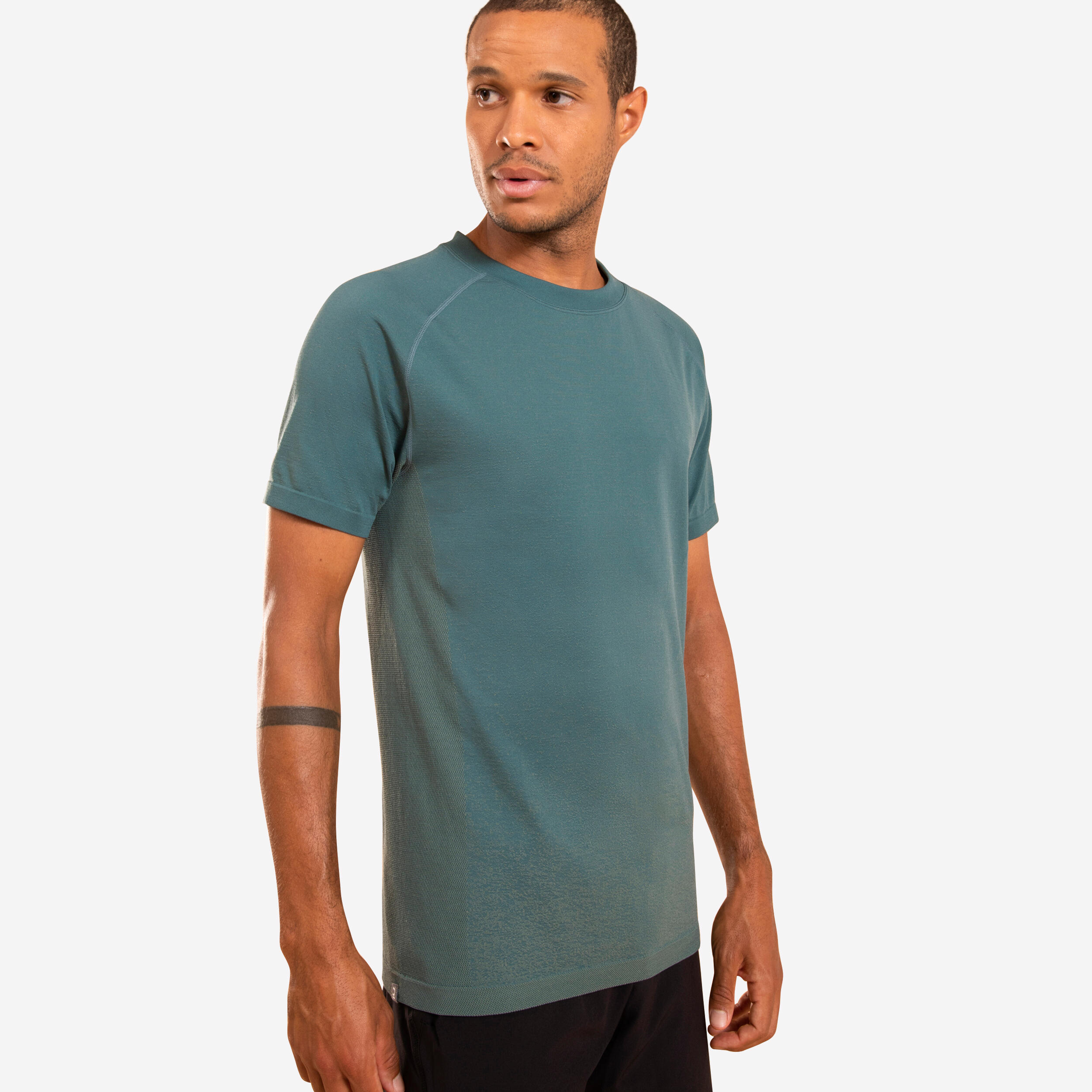 Dieses leichte und atmungsaktive T-Shirt mit der nahtlosen Seamless-Technologie begleitet Yogis auch bei anspruchsvollsten Haltungen.