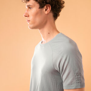 Dieses atmungsaktive Zweite-Haut-T-Shirt mit der nahtlosen Seamless-Technologie begleitet Yogis auch bei anspruchsvollsten Haltungen.
