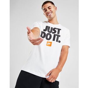 Verbessern Sie Ihren Alltagslook mit diesem Just Do It Core T-Shirt für Herren von Nike. Dieses normal geschnittene T-Shirt in der Farbe Weiß ist aus weicher