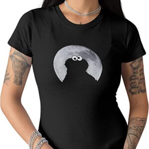 SESAMSTRASSE DAMEN T-SHIRTMarke: SesamstrasseModell: Cookie Monster in Moonnight Damen T-ShirtProdukt Nr.: 60003Farbe: blackHauptmaterial: 100% BaumwolleDieses Damen Shirt ist aus einem angenehmen Baumwollmaterial. Es ist figurbetont geschnitten