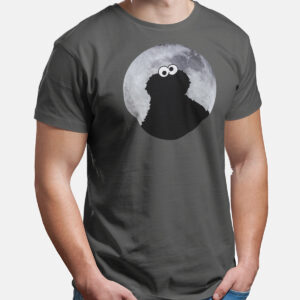 SESAMSTRASSE HERREN T-SHIRTMarke: SesamstrasseModell: Cookie Monster Moonnight T-Shirt maleProdukt Nr.: 45760Farbe: greyHauptmaterial: 100% BaumwolleDieses schwarze Herren T-Shirt besteht aus einem angenehmen Baumwollmaterial. Es hat einen runden Halsausschnitt