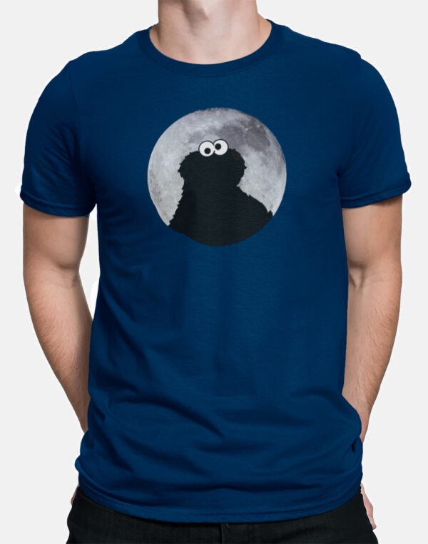 SESAMSTRASSE HERREN T-SHIRTMarke: SesamstrasseModell: Cookie Monster Moonnight T-Shirt maleProdukt Nr.: 45760Farbe: navyHauptmaterial: 100% BaumwolleDieses schwarze Herren T-Shirt besteht aus einem angenehmen Baumwollmaterial. Es hat einen runden Halsausschnitt