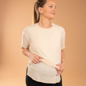 Dieses weiche Schwangerschaftsyoga-T-Shirt begleitet dich während der Schwangerschaft und auch nach der Geburt. Kleines Extra: vorne doppellagig zum Stillen.