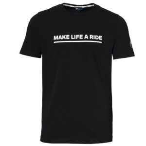 Make Life a Ride T-Shirt von BMW MotorradKlassisches T-Shirt mit großem "Make Life a Ride" Druck auf der Vorderseite. Ein kleiner BMW Motorrad Schriftzug an der Seitennaht sowie ein BMW Logo-Print auf dem linken Ärmel runden das Gesamtbild perfekt ab.