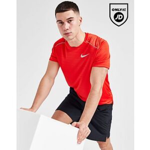 Verbessern Sie Ihre Fitness mit diesem Miler 1.0 T-Shirt für Herren von Nike. Dieses T-Shirt ist in der Farbe „Chile Red“ erhältlich und besteht aus einem leichten und glatten Polyestergewebe