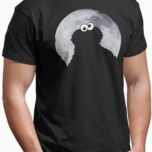 SESAMSTRASSE HERREN T-SHIRTMarke: SesamstrasseModell: Cookie Monster Moonnight T-Shirt maleProdukt Nr.: 45760Farbe: blackHauptmaterial: 100% BaumwolleDieses schwarze Herren T-Shirt besteht aus einem angenehmen Baumwollmaterial. Es hat einen runden Halsausschnitt