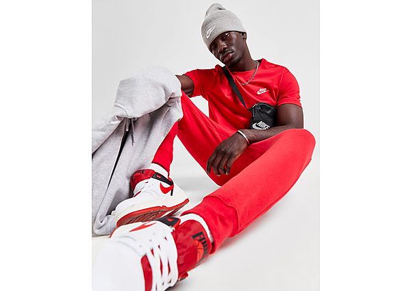 Dieses Core T-Shirt von Nike bringt dir den angesagten Swoosh Style in deinen Kleiderschrank. Farblich in Rot gehalten