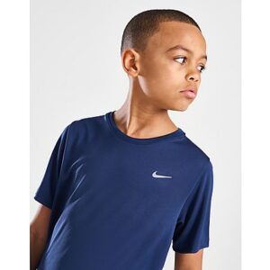 Gehen Sie mit diesem Miler-T-Shirt für Kinder von Nike über die Distanz. Dieses T-Shirt mit Standard-Passform in der Farbe Midnight Navy ist aus leichtem