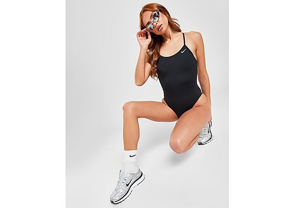 Mit diesem Schnür-Badeanzug für Damen von Nike bringst du deine Pool-Pickups auf ein neues Level. Dieser schmal geschnittene Einteiler ist in der Farbe Schwarz erhältlich und besteht aus ultraglattem