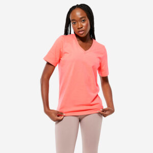 Dieses zeitlose T-Shirt mit V-Ausschnitt und einem Stoffgewicht von 190 g/m² ist in mehreren Farben erhältlich und lässt sich jeden Tag tragen.