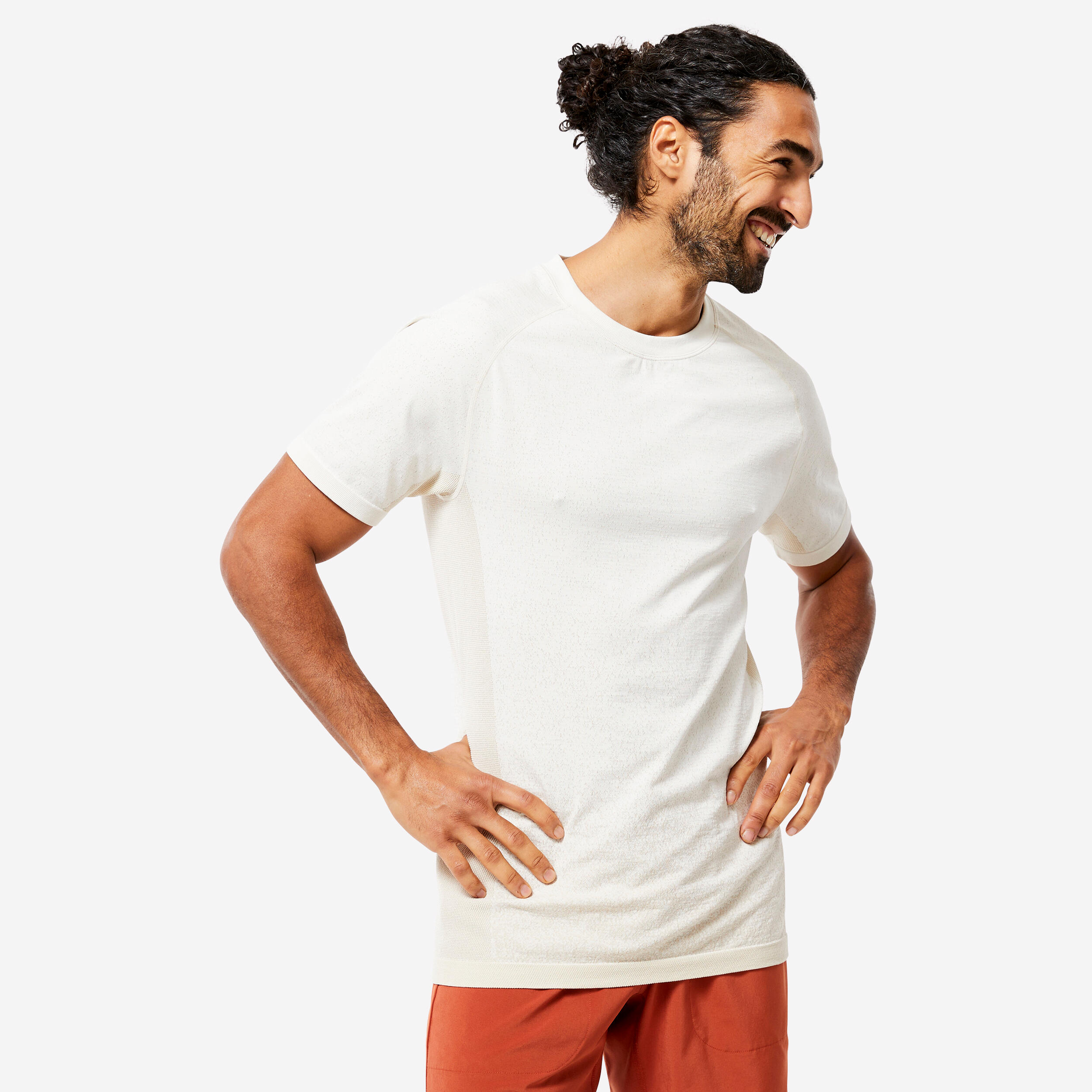 Dieses leichte und atmungsaktive T-Shirt mit der nahtlosen Seamless-Technologie begleitet Yogis auch bei anspruchsvollsten Haltungen.