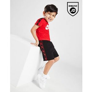 Halten Sie Ihren Alltagsstil mit diesem Tape-T-Shirt/Cargo-Shorts-Set für Kleinkinder von Nike frisch. Dieses JD-exklusive Set in den Farben Rot und Schwarz ist aus weichem Baumwollstoff gefertigt und bietet absoluten Komfort. Es verfügt über kurze Ärmel mit Rundhalsausschnitt