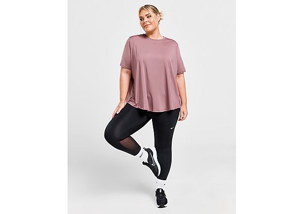 Bereiten Sie sich mit diesem Dri-FIT One T-Shirt für Damen in Übergröße von Nike auf das Training vor. Dieses T-Shirt mit Standard-Passform in der Farbe Smokey Mauve ist aus glattem