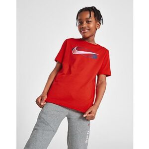 Verleihen Sie Ihrer Rotation mit diesem Brandmark 2 T-Shirt für Kinder von Nike den unverkennbaren Swoosh-Stil. Dieses T-Shirt mit normaler Passform ist in der Farbe Rot erhältlich und besteht aus einem weichen und leichten Baumwollstoff für ein angenehmes Tragegefühl. Es hat einen Rundhalsausschnitt mit kurzen Ärmeln für einen klassischen Schnitt und ist mit dem Nike-Branding auf der Brust versehen. Waschmaschinenfest.