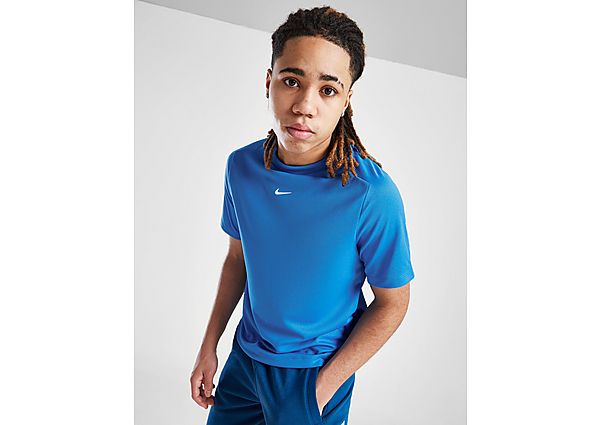 Bereiten Sie sich mit diesem Dri-FIT Multi-T-Shirt für Kinder von Nike auf die nächste Herausforderung vor. Dieses Trainings-T-Shirt mit Standard-Passform in der Farbe Light Photo Blue besteht aus weichem und atmungsaktivem Polyesterstrick und verfügt über schweißableitende Dri-FIT-Technologie