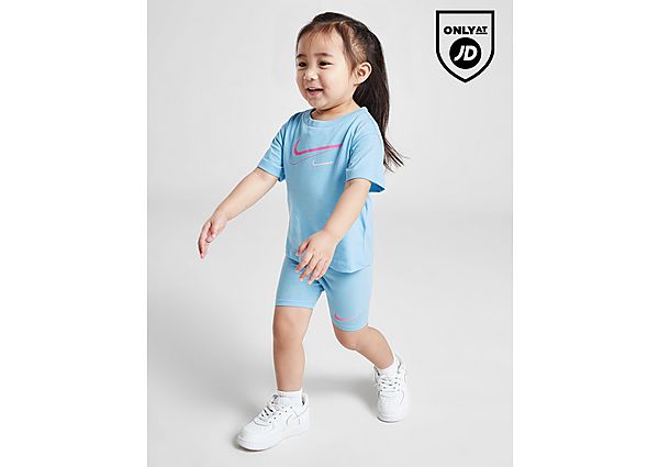 Bereiten Sie sie mit diesem Grafik-T-Shirt und Shorts-Set für Mädchen von Nike auf die Spielzeit vor. Dieses JD-exklusive Set in der Farbe Hellblau besteht aus weichem