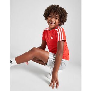 Verleihen Sie ihnen einen sportlich inspirierten Look mit diesem Badge of Sport Logo T-Shirt/Shorts-Set für Kinder von adidas. Dieses Set mit normaler Passform besteht aus einem ultraweichen Baumwollstoff für ganztägigen Komfort und besteht aus einem T-Shirt mit Rundhalsausschnitt in der Farbe Rot und passenden Shorts in Grau. Abgerundet mit durchgehendem adidas-Branding. Waschmaschinenfest. | IS2453