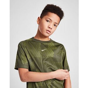 Werten Sie Ihre sportlichen Styles mit diesem Dri-FIT Multi All Over Print T-Shirt für Kinder von Nike auf. Dieses normal geschnittene T-Shirt in der Farbe Cargo Khaki besteht aus glattem