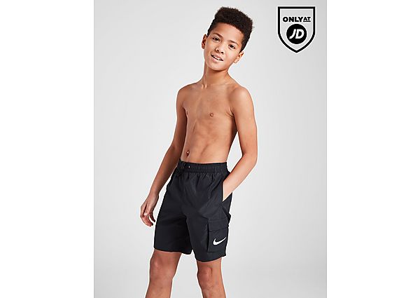Du willst einen neuen Sommer-Look? Dann sind diese Nike Cargo-Badeshorts für Kinder genau das Richtige für dich. Die schwarzen Regular-Fit Shorts bestehen aus weichem