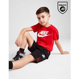 Das Nike Tape T-Shirt und Cargo-Shorts Set für Kleinkinder hilft dir dabei