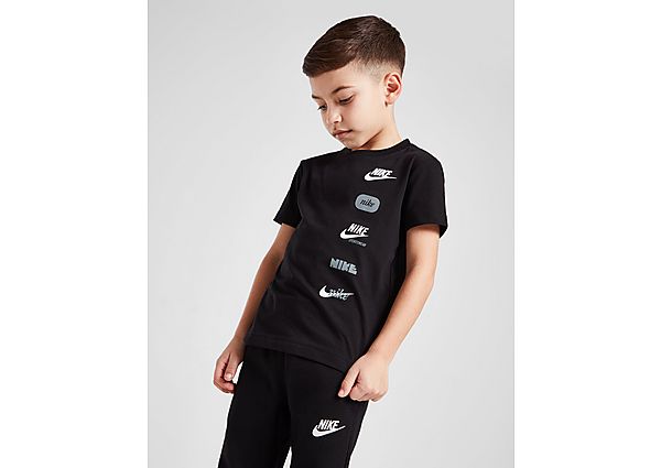 Bereiten Sie Ihre Kleinen mit diesem Club-Badge-T-Shirt für Kinder von Nike auf den Ausflug vor. Dieses normal geschnittene Oberteil in der Farbe Schwarz hat einen klassischen Rundhalsausschnitt und kurze Ärmel. Es besteht aus leichter Alltagsbaumwolle für ein weiches Tragegefühl. Abgerundet mit einem gestapelten Nike Swoosh-Logo auf der Vorderseite. Waschmaschinenfest.