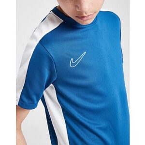 Mit dem Nike Academy 23 T-Shirt für Kinder bist du immer fresh. Das T-Shirt in der Farbe Court Blue besteht aus atmungsaktivem Polyknit-Material und lässt sich angenehm tragen. Es hat einen Rundhalskragen mit kurzen Ärmeln für einen klassischen Look und ist mit Dri-FIT-Technologie ausgestattet