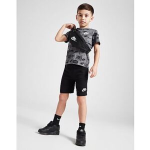 Diese All-Over-Print T-Shirt/Shorts Set von Nike ist genau das Richtige für deine Kleinkinder. Das Set in den Farben Grau und Schwarz ist aus weichem Baumwollstoff gefertigt und bietet absoluten Tragekomfort. Es besteht aus einem kurzärmeligen T-Shirt mit Rundhalsausschnitt