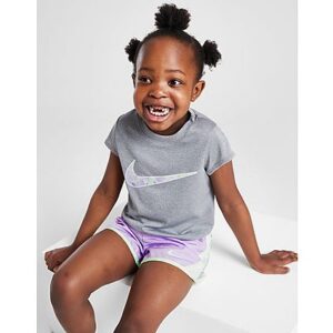 Gönnen Sie sich einen frischen Look mit diesem Tempo-T-Shirt/Shorts-Set für Kinder und Mädchen von Nike. Dieses Set besteht aus einem grauen T-Shirt mit Rundhalsausschnitt und kurzen Ärmeln