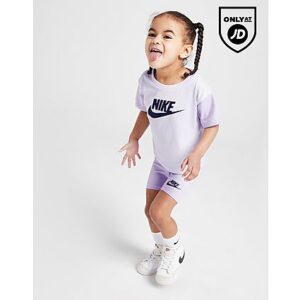 Mit dem Nike Colour Block T-Shirt/Shorts Set für Mädchen verleihst du deinen Babys schon früh den Swoosh-Style. Dieses JD-exklusive Set im zweifarbigen Lila-Block-Design ist aus weicher