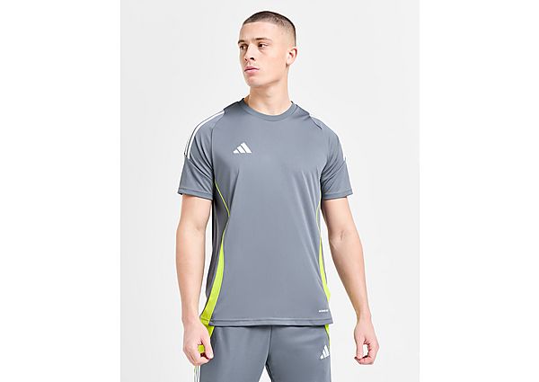 Bereiten Sie sich mit diesem Tiro 24 T-Shirt für Herren von adidas auf das Spielfeld vor. Dieses schmal geschnittene T-Shirt in der Farbe Team Onix hat einen klassischen Rundhalsausschnitt und kurze Ärmel für einen uneingeschränkten Schnitt. Es besteht aus glattem