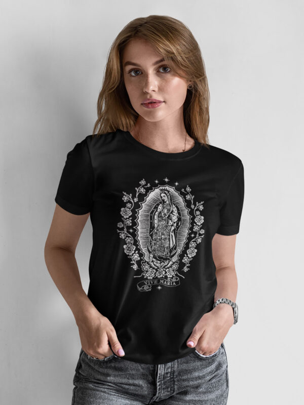 VIVE MARIA DAMEN T-SHIRTMarke: Vive MariaModell: Holy Virgin T-ShirtProdukt Nr.: 46636Farbe: schwarzHauptmaterial: 100% BiobaumwolleDieses Damen T-Shirt in der Farbe schwarz besteht aus einem angenehmen